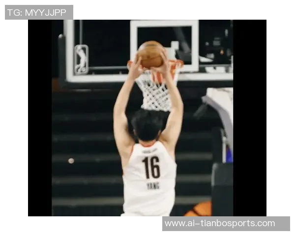 杨瀚森神勇防守一击扇飞弗里曼托篮下进攻皮球瞬间